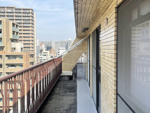 ゆとりのあるバルコニーは、植物を並べて緑をいっぱいにしたり、天気のいい日には椅子を出してゆったりくつろぐのもいいですね。 ゆとりのあるバルコニーは、植物を並べて緑をいっぱいにしたり、天気のいい日には椅子を出してゆったりくつろぐのもいいですね。