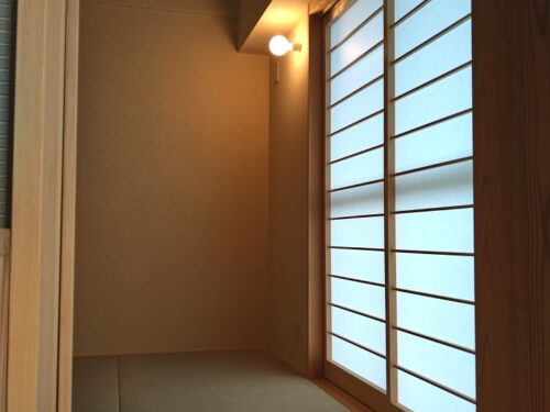 内装：和室/天井には趣のあるよしずを設えました。
