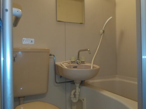 内装：３点ユニットバス。