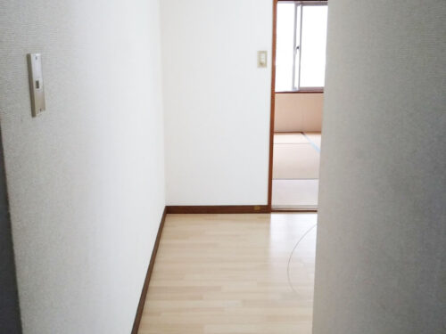 内装：玄関を入って廊下があります。