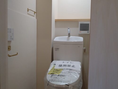 内装：トイレ/メンテナンスを考慮してタンク式トイレを採用（洗浄機能付）