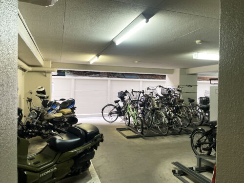 共用部分。１階駐車場。