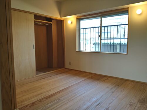 内装：寝室/オフホワイトの塗壁に温かみのある木建具と木目の美しい杉フローリング。